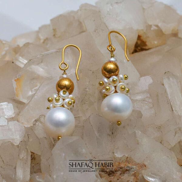 hoop earring in gold with white pearl & cluster