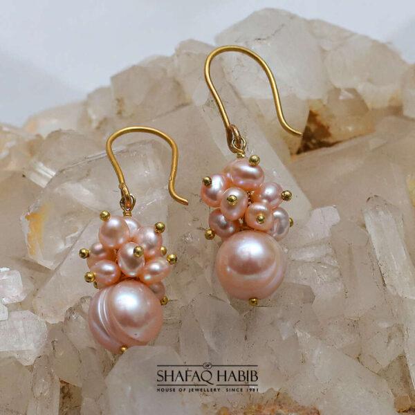 Pink pearl hoop earring in Gold